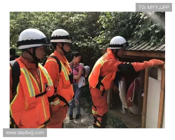 洪水中的生命托举:榕江消防员用身躯筑起 “避风港”(2) 洪水中的生命托举:榕江消防员用身躯筑起 “避风港”(2)